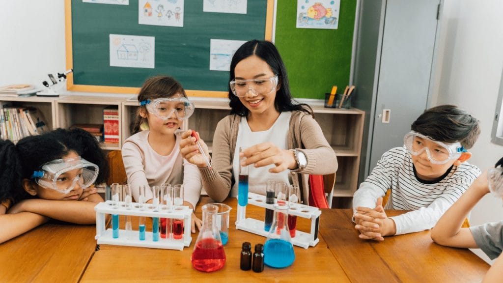 Kids pay attention in Chemistry class